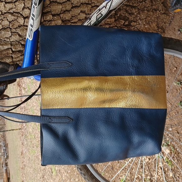 Large tote. - Picture 2 of 9